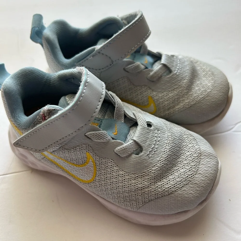 Nike size 6C White and blue Toddler Infant Casual running sneakers DD109…